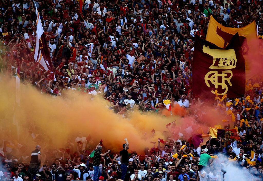 Can AS Roma's home crowd affect the club's online betting odds in their match with Lazio?