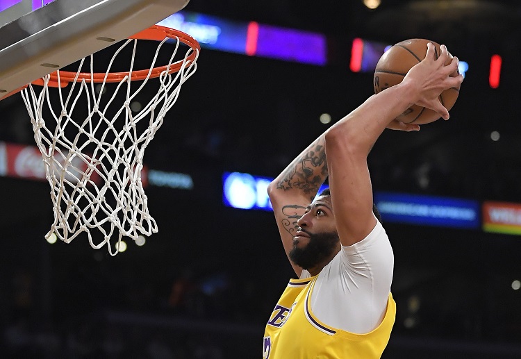 NBA 尼克斯 vs 湖人的赛场动态