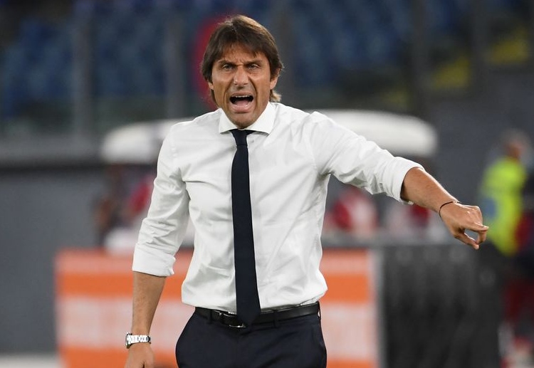 Antonio Conte aggressively instructs Inter Milan from the sideline in their Serie A match with AS Roma