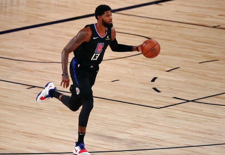 NBA 洛杉矶快船的保罗·乔治三分上篮