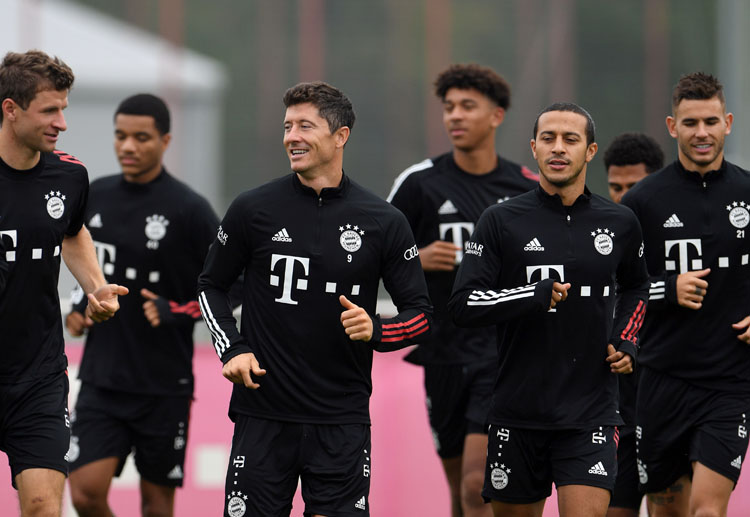 바이에른 뮌헨은 샬케 04와 100번의 분데스리가 경기를 치렀는데, 54승 28무를 거두었다.