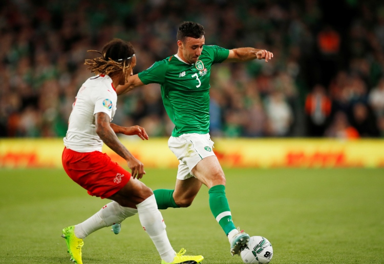 欧足联 爱尔兰 的史蒂文斯获得黄牌