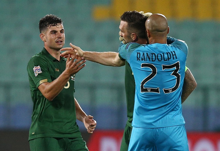 欧足联 爱尔兰 的史蒂文斯获得黄牌