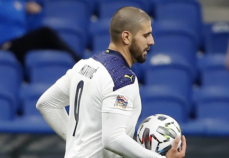 欧足联 塞尔维亚 的米特罗维奇防守中