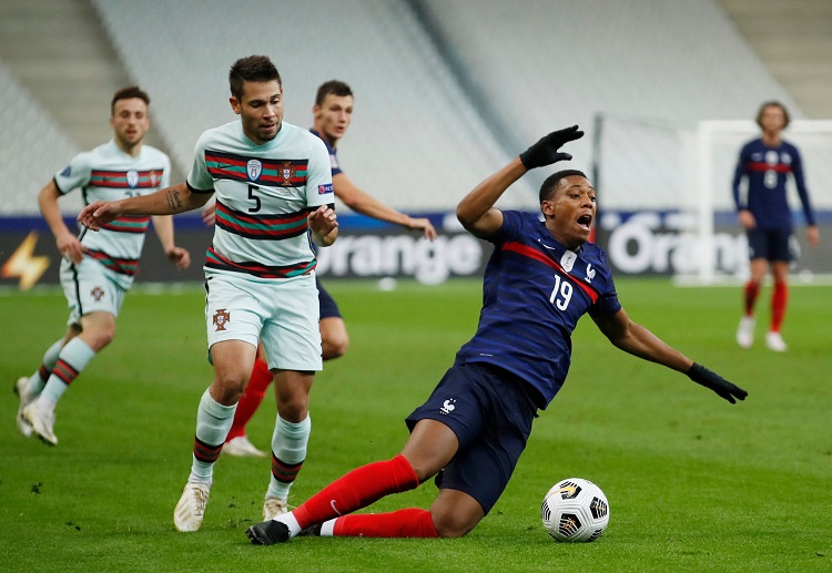 欧足联 葡萄牙的拉斐尔·格雷罗试图制造机会