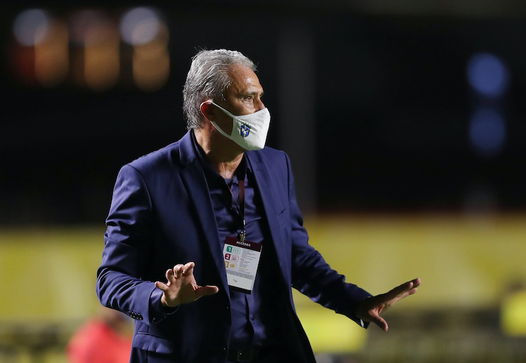 南美预选巴西主帅正在指导他的球员