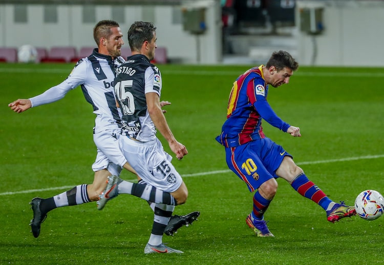 西甲莱万特鲁托斯正在试图粉碎对手防守