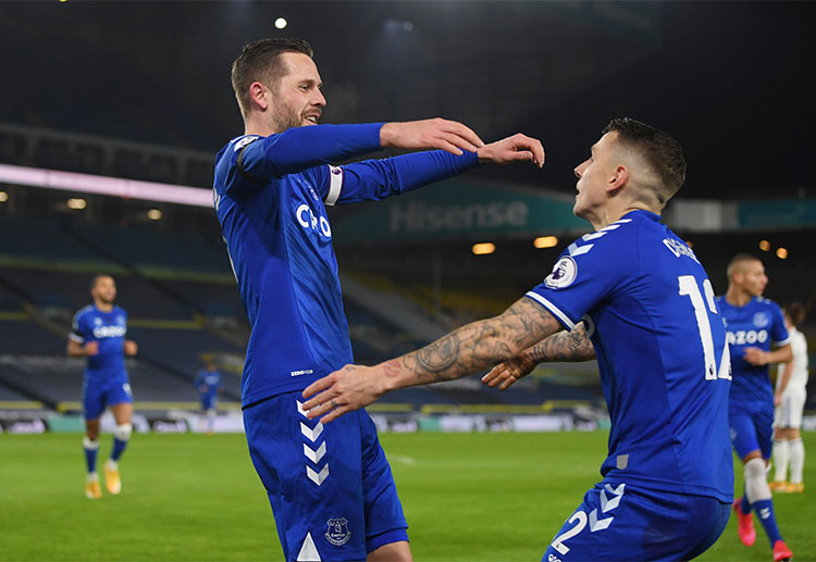 Everton aim to get closer to the Premier League top four place when they face Manchester United