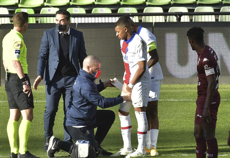 챔피언스리그: 킬리안 음바페가 파리 생제르맹이 1-3으로 원정 승리를 거둔 메츠 전에서 교체되고 있다.