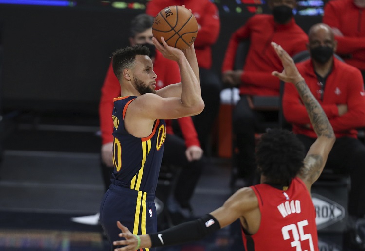 Stephen Curry shoots the ball during an NBA match against Houston Rockets