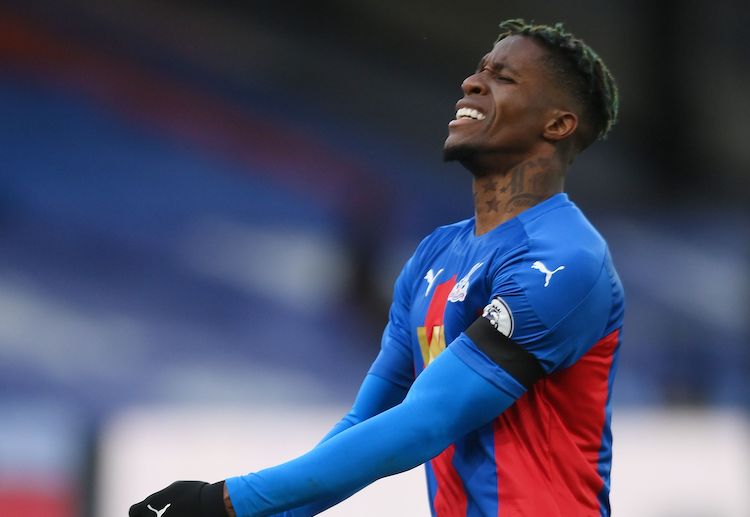 Premier League: Benteke ở trong đã không bị kèm sát khiến thủ môn Mendy bó tay với cú đánh đầu.