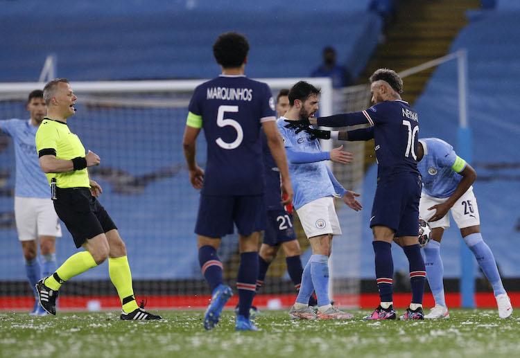 UEFA Champions League: Chỉ thi đấu với 10 người, đội khách hoàn toàn bất lực trong phần còn lại của trận đấu