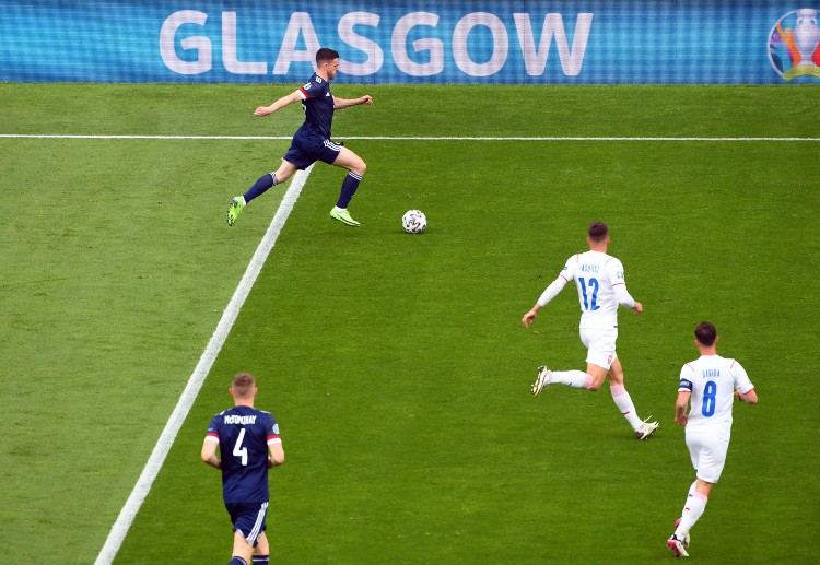 欧洲杯 苏格兰 的罗伯逊遇到破门良机