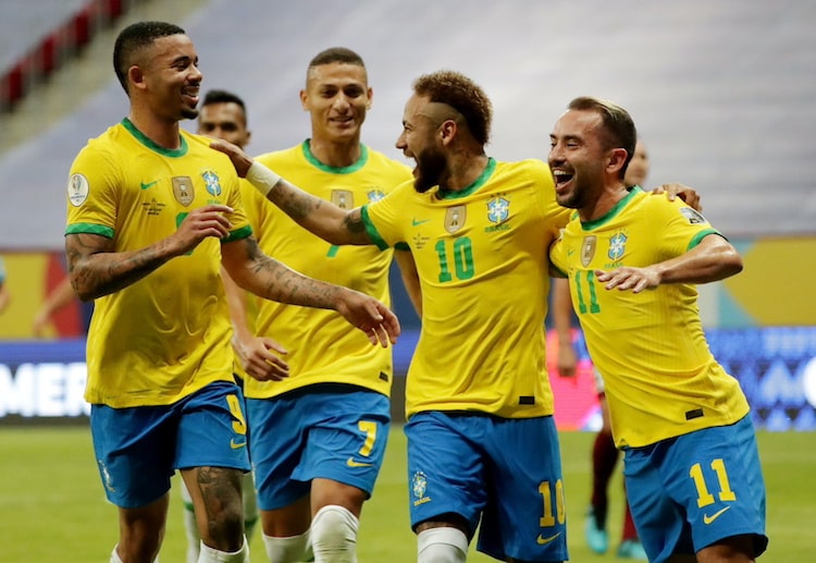 Copa America: Neymar dẫn bóng và vượt qua luôn thủ môn đối phương rồi chuyền cho Gabigol để ghi bàn