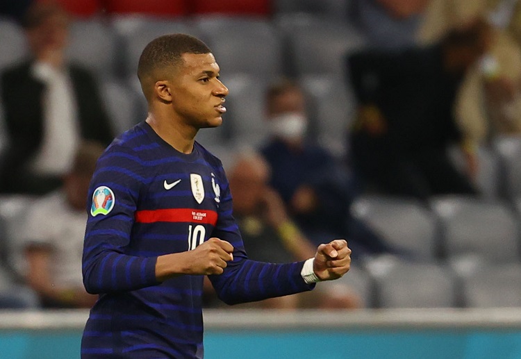 欧锦赛法国 姆巴佩带球突破禁区