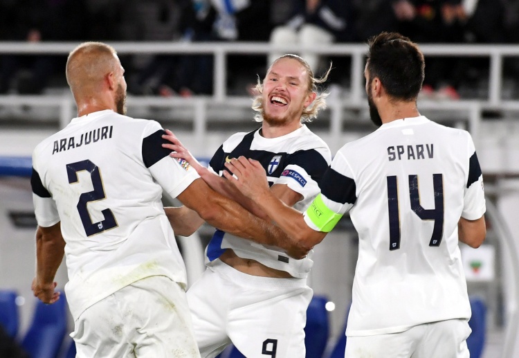 欧洲杯 芬兰队球员正在控球