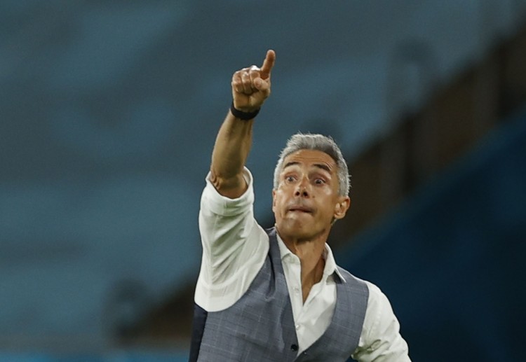 欧洲杯波兰主帅德索萨正在指导他的球员