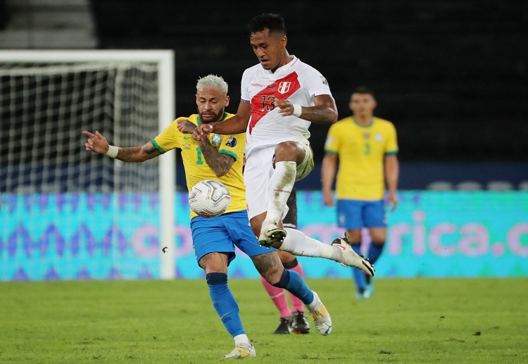 美洲杯秘鲁 塔皮亚正在尝试得分