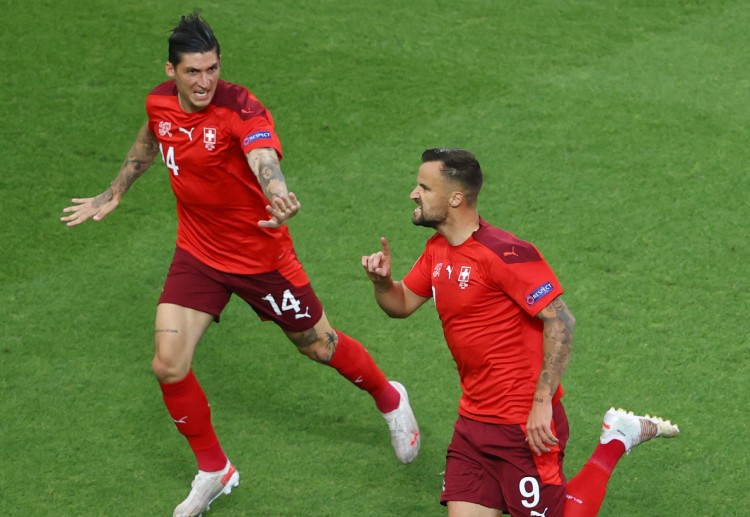 欧洲杯 瑞士队的祖贝尔正在进球