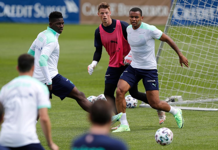 欧洲杯 瑞士的姆巴布正在进球