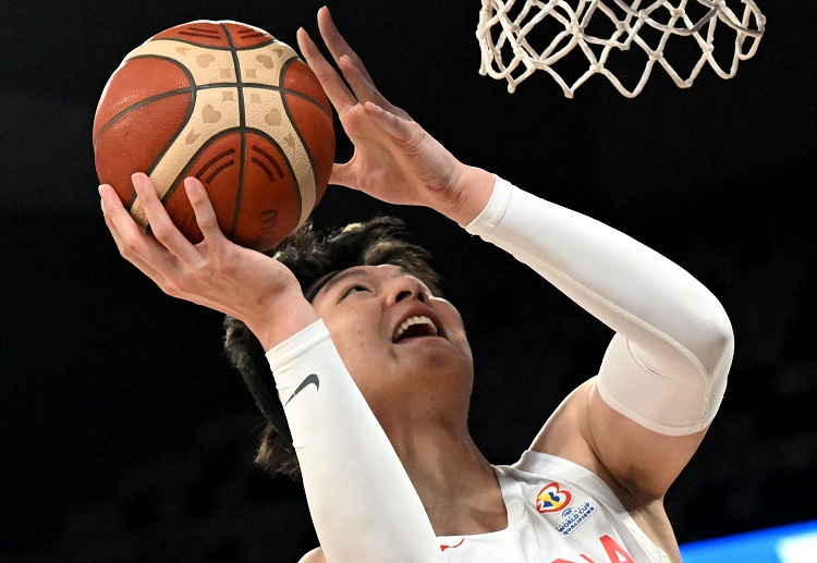 中国的球员仅仅盯着对手