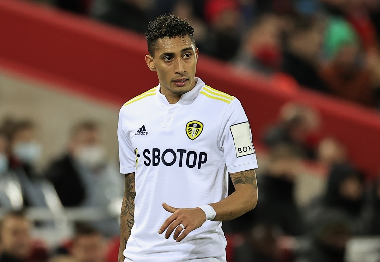 利兹联 拉菲尼亚的球员正在控球