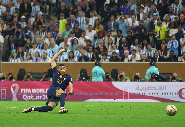 ကမ္ဘာ့ဖလား ဗိုလ်လုပွဲ မှာပဲ အမ်ဘာပေး သွင်းယူခဲ့တဲ့ ဂိုးဖြစ်ပါတယ်။ ပြင်သစ် အတွက် အဖိုးတန် ချေပဂိုး ဖြစ်ခဲ့ပြီး ပထမဂိုးနဲ့ ၁ မိနစ်နီးပါး ကွာတဲ့ အချိန်မှာ အမ်ဘာပေးက လှလှပပ ကန်သွင်းခဲ့တာ ဖြစ်ပါတယ်။