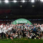 英联杯 在颁奖仪式上，纽卡斯尔联队球员们激动地庆祝着他们队史上的首个冠军。