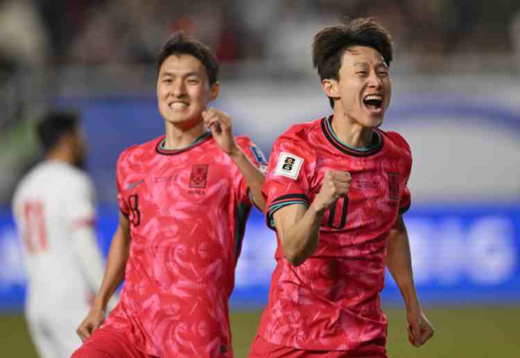 世预赛 李在城与队友庆祝进球。