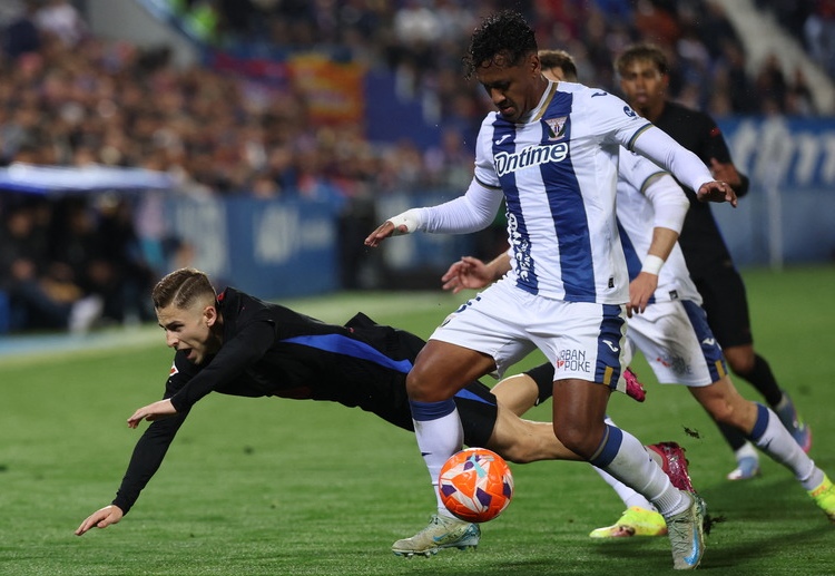 西甲联赛 莱加内斯前锋拉巴在第69分钟的头球攻门，因越位在先被裁判吹罚无效。