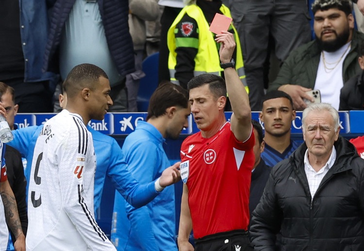 西甲联赛 下半场比赛中，姆巴佩领到红牌被罚下场，这也是他职业生涯中第四次被驱逐。