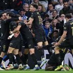 西甲联赛 比赛进入补时，杜罗头球建功，帮助巴伦西亚上演绝杀好戏，球队成员激动不已，纷纷庆祝胜利。