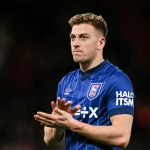 လက်ရှိမှာ ပရီးမီးယားလိဂ် ကလပ်တွေ ဖြစ်တဲ့ အာဆင်နယ်၊ ချဲလ်ဆီး၊ မန်ချက်စတာယူနိုက်တက် တို့ဟာ တိုက်စစ်မှူးတွေ လိုအပ်နေပြီး ထိပ်တန်း တိုက်စစ်မှူးတွေကို လိုက်လံ ရှာဖွေနေခဲ့တာ ဖြစ်ပါတယ်။