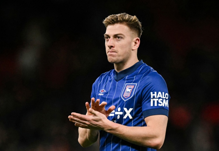 လက်ရှိမှာ ပရီးမီးယားလိဂ် ကလပ်တွေ ဖြစ်တဲ့ အာဆင်နယ်၊ ချဲလ်ဆီး၊ မန်ချက်စတာယူနိုက်တက် တို့ဟာ တိုက်စစ်မှူးတွေ လိုအပ်နေပြီး ထိပ်တန်း တိုက်စစ်မှူးတွေကို လိုက်လံ ရှာဖွေနေခဲ့တာ ဖြစ်ပါတယ်။