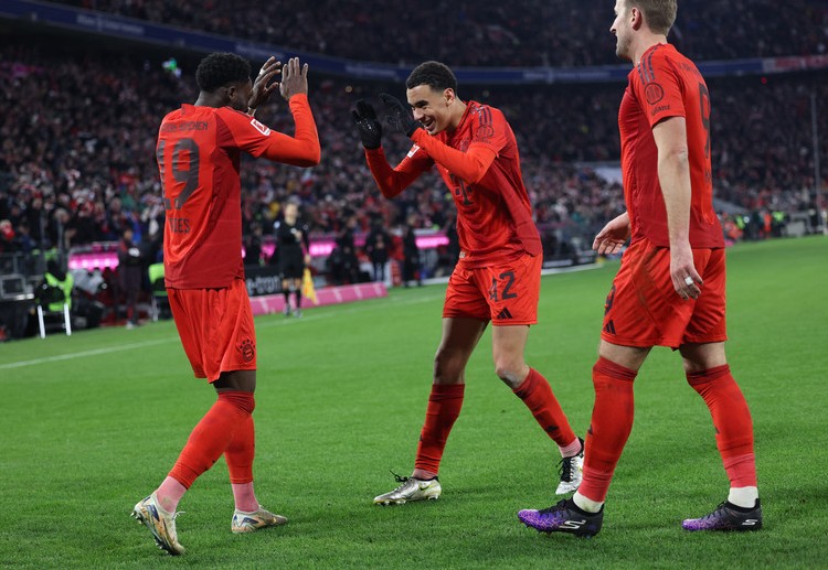 အင်္ဂလန် တိုက်စစ်မှူးကြီး ဟယ်ရီကိန်း ကတော့ သူ့ရဲ့ ကစားသမားဘဝ သက်တမ်း တစ်လျှောက် ပထမဦးဆုံး ဆုဖလား အောင်မြင်မှု ရရှိခဲ့သလို ဘွန်ဒက်စ်လီဂါ အကောင်းဆုံး ကစားသမားဆုနဲ့ ဂိုးသွင်းဘုရင်ဆုပါ ရရှိခဲ့ပါတယ်။