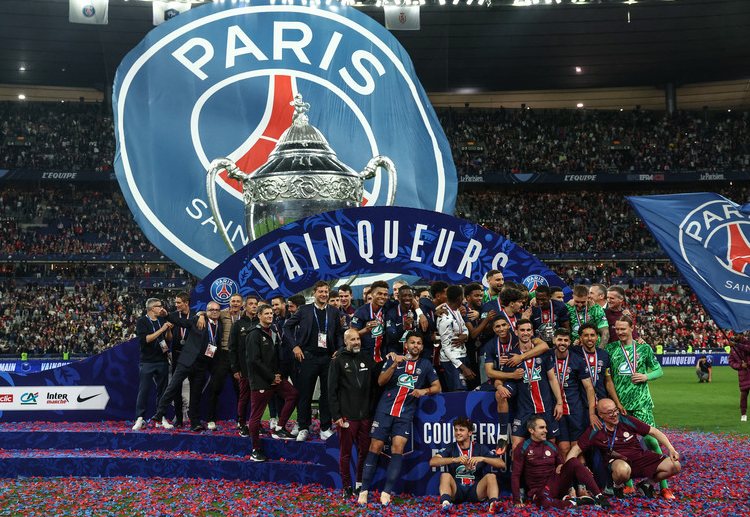 法国杯 巴黎圣日尔曼球员在赛后颁奖仪式上热烈庆祝，再次捧杯续写辉煌。