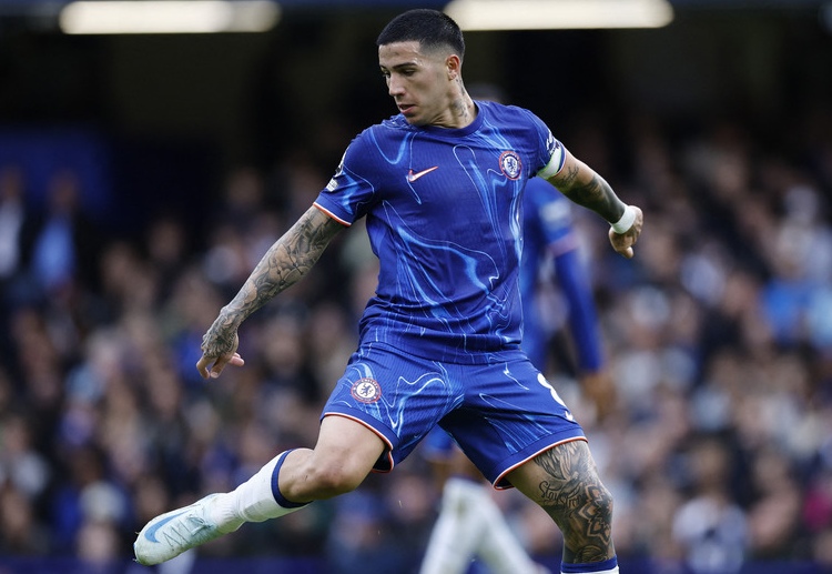 စပိန်က လာတဲ့ သတင်းတွေအရ ဆိုရင် လာလီဂါ ကလပ်ဟာ ကွင်းလယ်ပိုင်း အတွက် ရွေးချယ်စရာ ကစားသမားသစ် နှစ်ဦးကို ပစ်မှတ်ထားလျက် ရှိကြောင်း သိရပါတယ်။