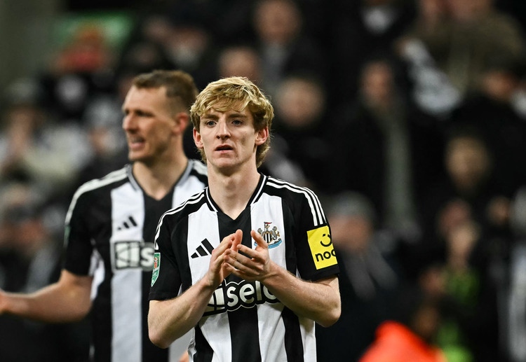 အာနေး ဆလော့တ် ကတော့ ဘော့ဘ် ပေစလေ နောက်ပိုင်း လစ်ဗာပူးလ်ကို ပရီးမီးယားလိဂ် ချန်ပီယံဆုကို နှစ်နှစ် ဆက်တိုက် ရယူပေးနိုင်ဖို့ ကြိုးပမ်းနေပြီး ပြောင်းရွှေ့ကြေး အသုံးစရိတ် ကလည်း အတိုင်းအဆ မရှိကြောင်း သိရပါတယ်။