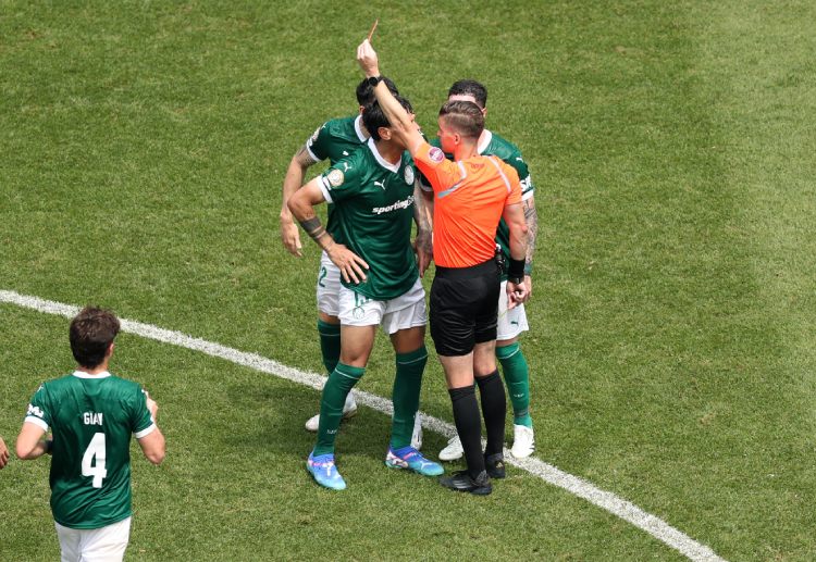 世俱杯 帕尔梅拉斯队长戈麦斯因累计两张黄牌被红牌罚下。