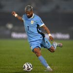 世界杯预选赛 阿吉雷在禁区内高高跃起，一记精准头球洞穿球门，为主队打破僵局