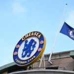 足球 由于财务违规，切尔西和巴萨分别被欧足联罚款3100万欧元和1500万欧元。