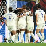 欧锦赛 法国女足5比2击败荷兰，迎来八强之旅，球员们庆祝精彩胜利