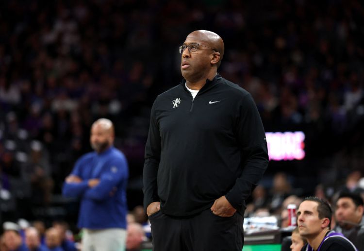 NBA: HLV Brown cũng vừa rời Sacramento Kings