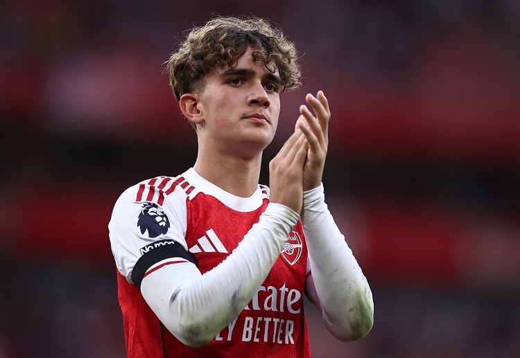 လိဒ်စ်ကို ၅-၀ ရလဒ်နဲ့ အနိုင်ရခဲ့တဲ့ အခုတစ်ပတ် ပရီးမီးယားလိဂ် ပွဲစဉ်မှာ အသက် ၁၅ နှစ်နဲ့ ၂၃၅ ရက်သာ ရှိသေးတဲ့ မက်စ် ဒိုးမန်းက ပွဲချိန် ၆၄ မိနစ်မှာ မာဒူခေး အစား လူစားဝင် ကစားခဲ့ပါတယ်။