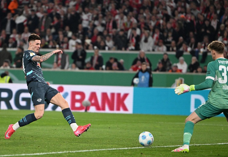 ဆွီဒင် တိုက်စစ်မှူးဟောင်း ဇလာတန် အီဘရာဟီမိုဗစ် ကတော့ ပရီးမီးယားလိဂ် ကလပ်မှာ နှစ်နှစ်နီးပါးသာ ကစားခဲ့သူ ဖြစ်ပါတယ်။