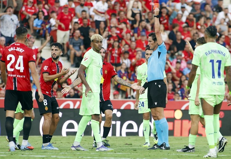 西甲联赛 马洛卡两人染红半场少人作战。