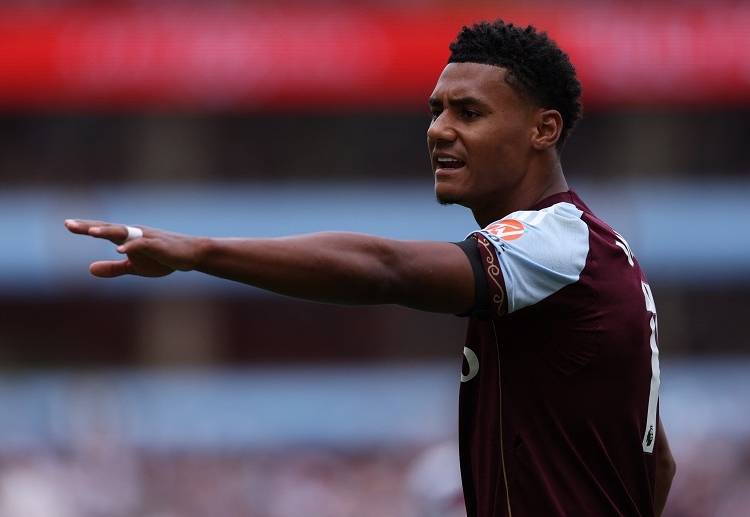 英超联赛 沃特金斯面对门将的射门被扑，维拉错失扳平良机。