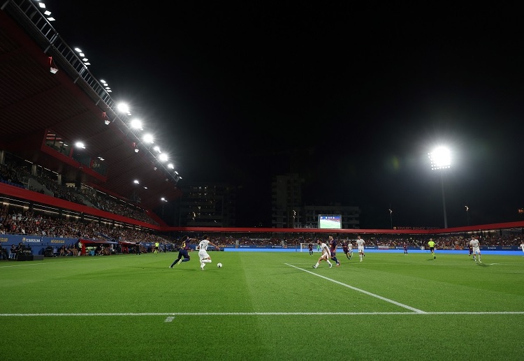 西甲联赛 由于场地限制，本场比赛移师约翰·克鲁伊夫球场，该球场成为西甲历史上容纳人数最少的场地，仅可容纳6000名观众。