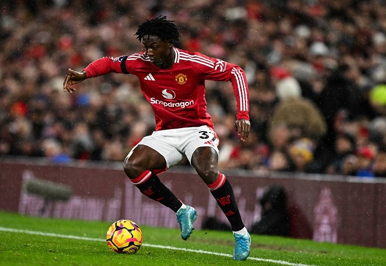 ဇာဘီ အလွန်ဆို ကတော့ ပရီးမီးယားလိဂ် ကလပ် မန်ချက်စတာယူနိုက်တက် ကနေ ထွက်ခွာဖို့ ရှိနေတဲ့ ကွင်းလယ်လူ ကိုဘီ မိန်းနူးကို ခေါ်ယူဖို့ သဘောကျနေကြောင်း သိရပါတယ်။