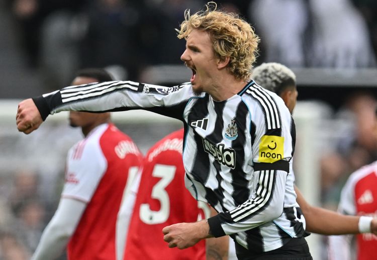 英超联赛 沃尔特马德在比赛中头球破网，助纽卡斯尔联领先1比0。